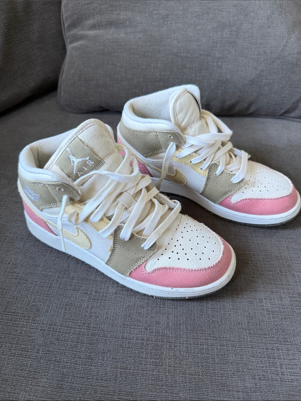 Jordan 1 Mid SE Craft, Kids Mid-Top Sneakers in White, Pink, Beige, Like New!